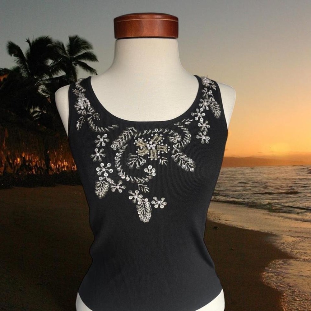 Xue Ying Black Tank Top with White Floral embroidery ✨